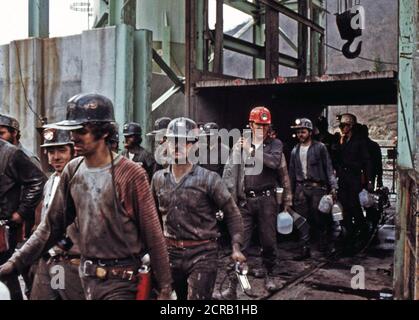 Erste Schicht der Bergleute an der Virginia-Pocahontas Coal Company Mine #4 in der Nähe von Richlands, Virginia, Verlassen der Aufzug April 1974 Stockfoto