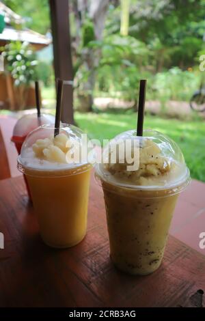 Saft, Mango-Smoothie und Passionsfrucht-Smoothie Stockfoto