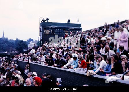 Zuschauer beobachten gemischtes Doppel-Spiel in Wimbledon, 1965. Matthews und Lloyd gegen Zeeman und Sherrif Stockfoto
