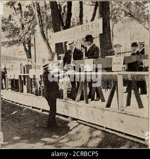 . Eisenbahnmeistermechaniker [Mikroform] . Ausstellung Moderne Werkzeugfirma. Ausstellung der Firma Gould Coupler. Juli 1904. EISENBAHNMEISTERMECHANIKER 249 Stockfoto