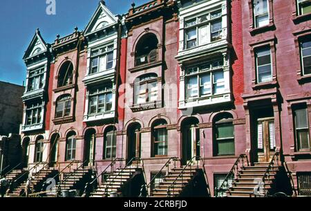 Die Jahrhundertwende Brownstone Apartments gemalt und von den Eigentümern in Brooklyn, die nach wie vor eins der besten Beispiele für eine Stadt aus dem 19. Jahrhundert renoviert. 1974 Stockfoto