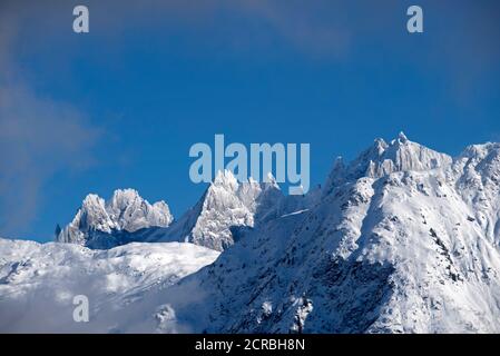 Frankreich, Haute-Savoie, Alpen, Aiguilles de Chamonix (von links nach rechts: Aiguille du Grepon, Aiguille de Blaitiere und Aiguille du Plan) Stockfoto