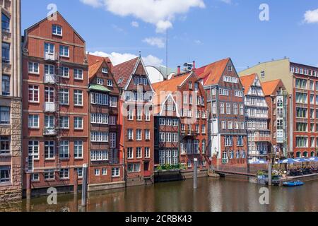 Historische Stadthäuser in der Deichstraße auf der Nikolaifleet, Hamburg, Deutschland, Europa Stockfoto