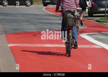 Rote Markierungen auf dem Radweg, frisch gestrichen, rote Farbe, Deutschland Stockfoto