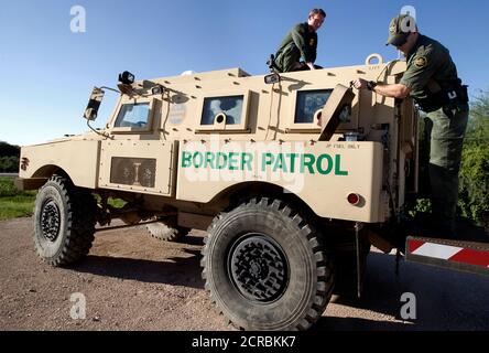 Border Patrol-Agenten führen einen Betrieb auf eine Mine beständig Hinterhalt geschützt (Mrap) Fahrzeug auf der South Texas Grenze prüfen. MRAPs können für hohes Risiko kriminellen Operationen und bei Notfällen, wie zum Beispiel Hurrikane verwendet werden. Stockfoto