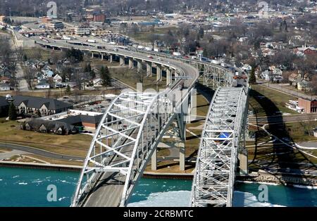 Verkehrsströme auf Botschafter Brücke in die USA aus Kanada reisen. Es ist der geschäftigsten internationalen Grenzübergang in Nordamerika in Bezug auf das Handelsvolumen (ab 2011, als dieses Foto gemacht wurde) Stockfoto