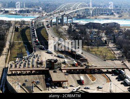 Verkehrsströme auf Botschafter Brücke in die USA aus Kanada reisen. Es ist der geschäftigsten internationalen Grenzübergang in Nordamerika in Bezug auf das Handelsvolumen (ab 2011, als dieses Foto gemacht wurde) Stockfoto