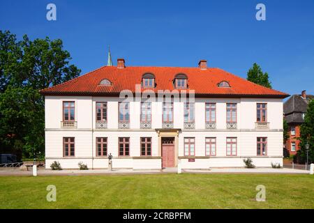 Staatsbibliothek im ehemaligen Kavalierhaus am Schlossplatz, Eutin, Schleswig-Holstein, Deutschland, Europa Stockfoto