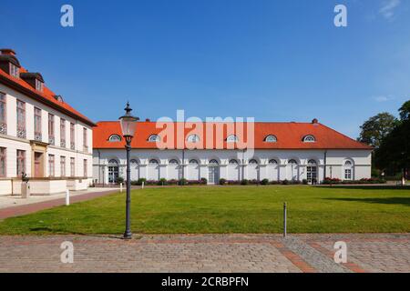 Staatsbibliothek im ehemaligen Kavalierhaus und Ostholstein Museum am Schlossplatz, Eutin, Schleswig-Holstein, Deutschland, Europa Stockfoto