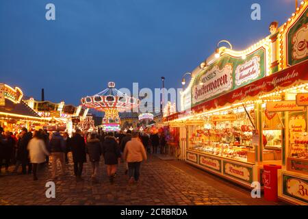 Stände und Fahrgeschäfte auf dem Bremer Freimarkt in der Abenddämmerung, Bremen, Deutschland, Europa Stockfoto