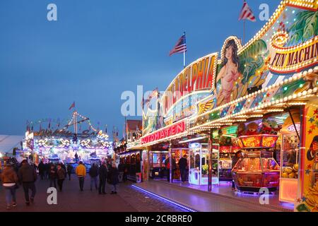 Stände und Fahrgeschäfte auf dem Bremer Freimarkt in der Abenddämmerung, Bremen, Deutschland, Europa Stockfoto