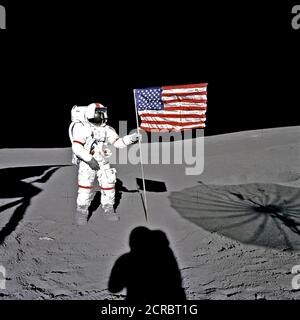 Astronaut Alan B. Shepard, Jr., Apollo 14 Commander, steht durch die US-Flagge auf dem Mond Fra Mauro Hochland während der frühen Momente der ersten Extra Vehicular Activity (EVA-1) der Mission. Stockfoto