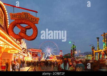 Stände und Fahrgeschäfte auf dem Bremer Freimarkt in der Abenddämmerung, Bremen, Deutschland, Europa Stockfoto