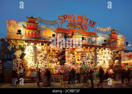 Losbude am Bremer Freimarkt in der Abenddämmerung, Bremen, Deutschland, Europa Stockfoto