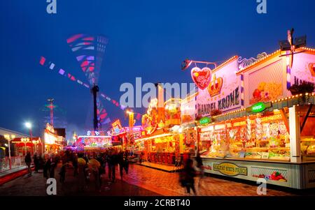 Stände und Fahrgeschäfte auf dem Bremer Freimarkt in der Abenddämmerung, Bremen, Deutschland, Europa Stockfoto