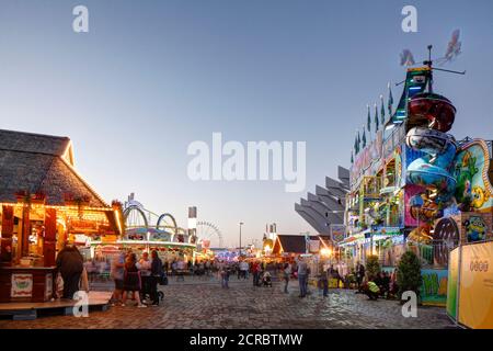 Stände und Fahrgeschäfte auf dem Bremer Freimarkt in der Abenddämmerung, Bremen, Deutschland, Europa Stockfoto