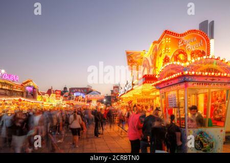 Stände und Fahrgeschäfte auf dem Bremer Freimarkt in der Abenddämmerung, Bremen, Deutschland, Europa Stockfoto