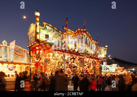 Losbude am Bremer Freimarkt in der Abenddämmerung, Bremen, Deutschland, Europa Stockfoto