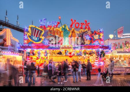 Losbude am Bremer Freimarkt in der Abenddämmerung, Bremen, Deutschland, Europa Stockfoto