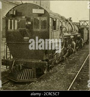 . Amerikanischer Ingenieur und Eisenbahn Zeitschrift . SORTHIKX PACIFIC ARTICLLATEN OIL I.URNING LOKOMOTIVE MIT CAC AM VORDEREN ENDE. GELENKTRIEBLOKOMOTIVEN WITHCAB VORAUS. Southern Pacific Company. Es wurde mehrfach vorgeschlagen, dass mit Ölbrennlokomotiven die übliche Laufrichtung umkehren könnte, und durch die Platzierung der Ausschreibung am anderen Ende der Lok könnte der Ingenieur dort stehen, wo er einen perfekten Blick nach vorn ohne Trennung von der hätte Feuermann und ließ ihn in einer Position, wo er den Zustand des Feuers beobachten konnte, Höhe des Wasserleves Stockfoto