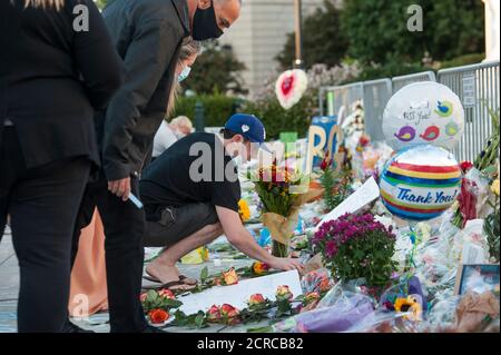 Washington DC, USA. September 2020. Ein Mann legt Blumen nieder, während Hunderte von Menschen sich versammeln, um der Richterin des Obersten Gerichtshofs Ruth Bader Ginsburg am Samstag, 19. September 2020, vor dem Obersten Gerichtshof der Vereinigten Staaten in Washington, DC, Respekt zu zollen. Justice Ginsburg starb in ihrem Haus im Alter von 87 Jahren an Bauchspeicheldrüsenkrebs. Quelle: Rod Lampey/CNP /MediaPunch Quelle: MediaPunch Inc/Alamy Live News Stockfoto