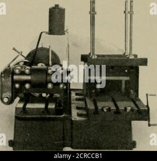 . Die Straßenbahn Überprüfung . Q .V C METALLSÄGEMASCHINE. Die neue Linie von Sägen, die vor kurzem von der Firma herausgebracht wurden. Maschinen des hier gezeigten Typs wurden in den neuen Läden der Lake Shore & Michigan Southern Railroad lingwood, Ohio, und der Chicago City Railway Co., Chi- hauptsächlich für Frosch- und Schalterarbeiten, Aber auch, wenn ed sind geeignet für eine wii der Arbeit mi Strukturformen, , Ban. Etc. Die rnachin: Besteht aus einem schweren Bett Sägewagen, Fütterung und Antriebsmechanismus, und zwei Arbeitstische thai sind auf das BettDie Arbeit ii verschraubt t entweder von dieser md abgeschnitten Stockfoto