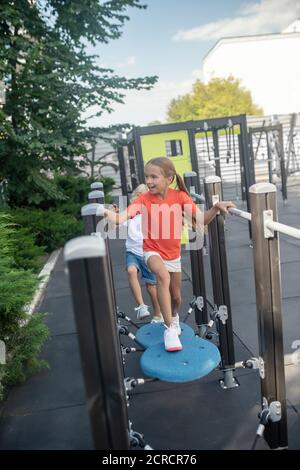 Kinder spielen zusammen in Dschungel-Fitness-Studio und fühlen sich aufgeregt Stockfoto