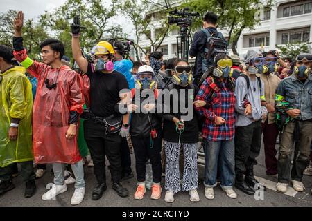 Bangkok, Thailand. September 2020. Prodemokratische Demonstranten, die Helme und Gasmasken tragen, verbinden Waffen auf der Straße in der Nähe des Sanam Luang Feldes in Bangkok, Thailand, Sonntag, 20. September 2020. Diese Kundgebung markiert die größte in einer Reihe von regierungsfeindlichen Protesten, die Ende Juli begannen, mit Forderungen nach einer sofortigen Reform der thailändischen Regierung. Die Protestierenden sind an der Reform des Regierungssystems im Gegensatz zu den Schlüsselakteuren innerhalb der Regierung interessiert, wie es in der Vergangenheit der Fall war. Quelle: Andre Malerba/ZUMA Wire/Alamy Live News Stockfoto