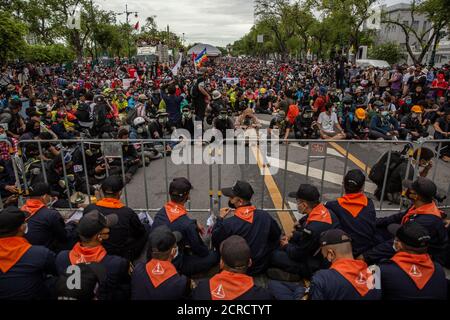 Bangkok, Thailand. September 2020. Prodemokratische Demonstranten und Polizisten sitzen auf beiden Seiten einer Barrikade und warten auf das Ergebnis einer kurzen Verhandlung und die Umsetzung der gewünschten Regierung und Monarchie Reformen in der Nähe Sanam Luang Field in der Nähe von Thailands Grand Palace in Bangkok, Thailand, Sonntag, 20. September 2020. Diese Kundgebung markiert die größte in einer Reihe von regierungsfeindlichen Protesten, die Ende Juli begannen, mit Forderungen nach einer sofortigen Reform der thailändischen Regierung. Die Protestierenden sind an der Reform des Regierungssystems interessiert, im Gegensatz zu den Schlüsselakteuren innerhalb der Regierung, wie es die gewesen ist Stockfoto