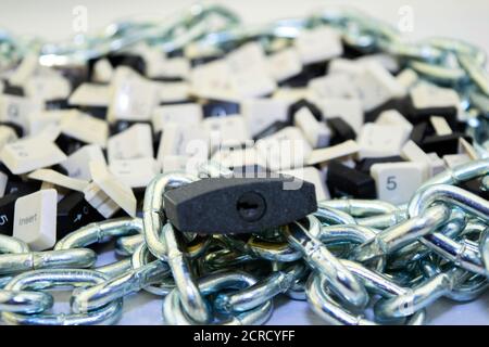 Zensur, Einschränkungen und Einschränkungen im Internet. Konzept, Schlüssel von Computer-Tastaturen in einem verketteten Raum und unter Schloss und Schlüssel Stockfoto