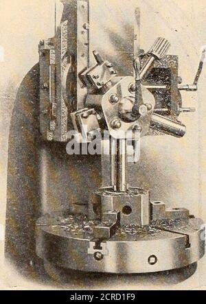 . Eisenbahnmeister Mechaniker [microform] . ross Schiene und 22 Zoll unter dem Turm. Es hat 16 Drehzahländerungen, die von 2% bis 68% Umdrehungen pro Minute variieren.die Vorschübe sind positiv, verzahnt, xboth vertikal und hori-zontal, und mit einstellbaren automatischen Anschlägen ausgestattet. Thechuck ist von extra schwerer Konstruktion, und alle Teile sind sehr stark.die Schnecke ist aus einem Stahlschmieden, und das Futter ist universell und unabhängig. Die Backen sind in Tnuten montiert, gehobelt in zusätzlichen Stahlschlitten, die durch eine unabhängige darunter liegende Schraube separat justiert werden können. Die Antriebskegelwelle ist parall platziert Stockfoto