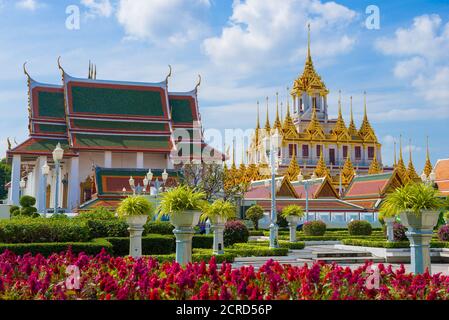 Sonniger Tag im alten buddhistischen Tempel Wat Ratchanatdaram. Bangkok, Thailand Stockfoto
