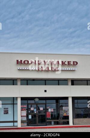 Humble, Texas/USA 11/28/2019: Honeybaked Ham Store außen in Humble, TX vertikal Format. Gelegen im Humblewood Shopping Centre. Stockfoto