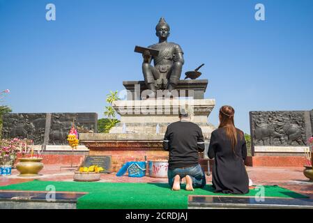 SUKHOTAI, THAILAND - 29. DEZEMBER 2016: Ein paar junge Thais am Denkmal des thailändischen Königs Pho Kun Ramakhamhang des Großen Stockfoto