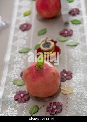 Isolierte Nahaufnahme eines geschmückten Festtisches für Rosch Hashana Dinner - Israel Stockfoto