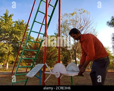 DISTRIKT KATNI, INDIEN - 23. JANUAR 2020: Ein asiatischer männlicher Wissenschaftslehrer, der Projektil-Bewegungstheorie-Konzept im Bildungspark vorstellt. Stockfoto