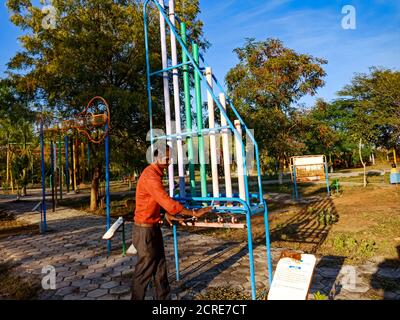 DISTRIKT KATNI, INDIEN - 23. JANUAR 2020: Ein indischer Wissenschaftslehrer, der Tarang-Theoriekonzept im Bildungspark vorstellt. Stockfoto