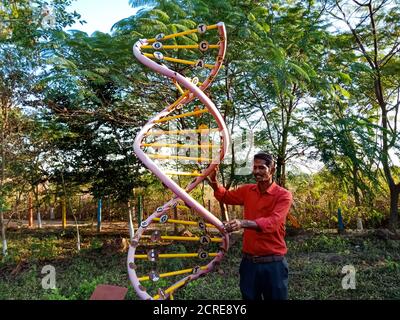 DISTRIKT KATNI, INDIEN - 23. JANUAR 2020: Ein indischer Wissenschaftslehrer, der das Konzept der DNA-Strukturtheorie im Bildungspark vorstellt. Stockfoto
