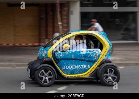 Der Renault Twizy ist ein zweisitziger Elektro-Kleinwagen. Dieses kleine Fahrzeug ist am besten im Stadtverkehr. Stockfoto