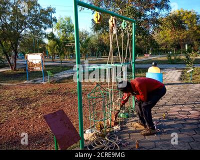 DISTRIKT KATNI, INDIEN - 23. JANUAR 2020: Ein asiatischer männlicher Wissenschaftslehrer, der das Theoriekonzept im Bildungspark vorstellt. Stockfoto