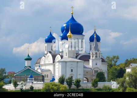 Blick auf die Geburtskirche und die Kathedrale der Bogolyubskaja Ikone der Gottesmutter im Bogolyubski Kloster. Region Wladimir, Russland Stockfoto