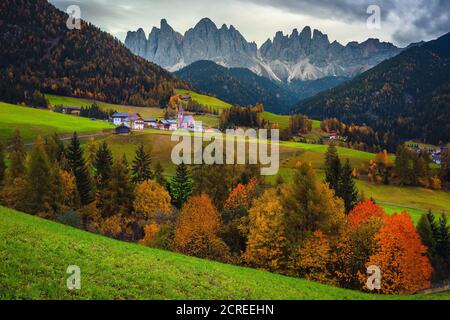 Bekannter touristischer und fotografischer Ort der Welt, Santa Maddalena Dorf mit magischen Dolomiten Berge, Val di Funes Tal, Trentino Alto Stockfoto