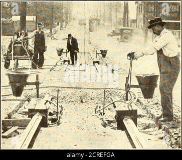 . Elektrische Eisenbahn Journal . Schweißformen und ein Einsatz von gewalztem Stahl ähnlich Zusammensetzung der Schiene Köpfe wird zwischen den Enden der Schiene platziert. Die zwei Teile der Form sind madeof Sand und werden durch eine Gießerei Quetschmaschine gebildet. Um eine gute enge Passform zwischen der Schiene und der Form zu gewährleisten, sind Asbeststreifen, die in Melasse getaucht sind, um jede Schiene ein paar Zentimeter vom Ende entfernt. Die Form wird dann in Position geklemmt Das Gelenk. Als zusätzliche Schutzmaßnahme, um das Ausfließen des geschmolzenen Stahls zu verhindern, wird nach den anderen Öffnungen durch das Gießtor in die Form gepudert Stockfoto