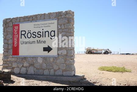 Ein Logo, das einen Eingang zur Rio Tinto eigenen Rossing Uranmine in der Namib Wüste bei Arandis, Namibia, zeigt, 23. Februar 2017. REUTERS/Siphiwe Sibeko