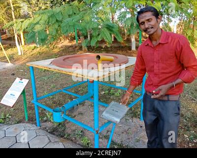 DISTRIKT KATNI, INDIEN - 23. JANUAR 2020: Ein indischer Wissenschaftslehrer, der das Konzept der Planetenbewegungstheorie im Bildungspark vorstellt. Stockfoto