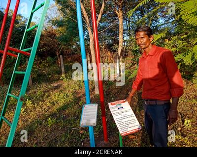 DISTRIKT KATNI, INDIEN - 23. JANUAR 2020: Ein asiatischer männlicher Wissenschaftslehrer präsentiert Anemometertheoriekonzept im Bildungspark. Stockfoto
