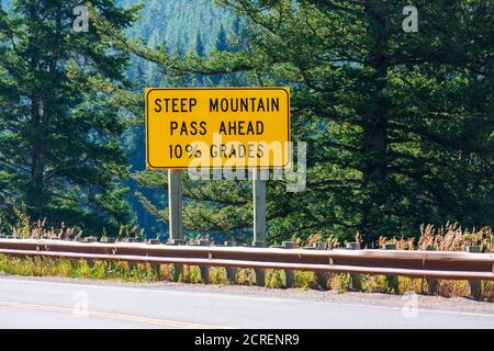 Steile Bergpass Verkehrswarnschild Beratung Autofahrer von einem Steile zehn Prozent Berggrade, die der Fahrer erfordert Achten Sie besonders auf ein Stockfoto