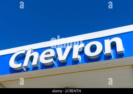 Chevron Öl-Industrie-Unternehmen Zeichen auf einem Dach einer Chevron-Tankstelle gegen blauen Himmel - San Jose, Kalifornien, USA - 2020 Stockfoto