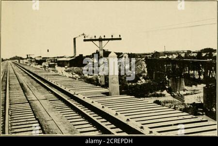 . Verfahren. Monumentation der Eisenbahnbrücken zwischen Brownsville, Texas, und Matamoros, Tamaulipas; und Laredo, Texas, und Nuevo Laredo, Tamaulipas . .«• ,1. XI-AK li 1.1- Mom Mi.xr Ikh.m Lxiti-.h Stati-s Siuk. XlEVO LaRKDO IX DLSTAXCE. Stockfoto