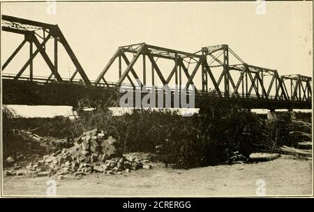 . Verfahren. Monumentation der Eisenbahnbrücken zwischen Brownsville, Texas, und Matamoros, Tamaulipas; und Laredo, Texas, und Nuevo Laredo, Tamaulipas . ^TLL^^ml.^T – P.RowxsviLLF. Brücke. Lookixg Upstrkam Ikdm JF.ttv auf jNIexican SIUE.. M()IMI:. r-P.Kowxsvii-LE Eridge, L(X)Kingsize-Bett über dem Fluss von ^Fi XICAX SIHK 12 Stockfoto